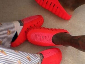 Descubra o valor do calçado antiestresse que Virginia ganhou de presente do Vini Jr