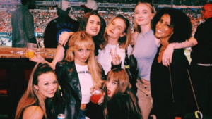 Taylor Swift: cantora de 36 anos distribui bônus de R$1 bilhão para equipe